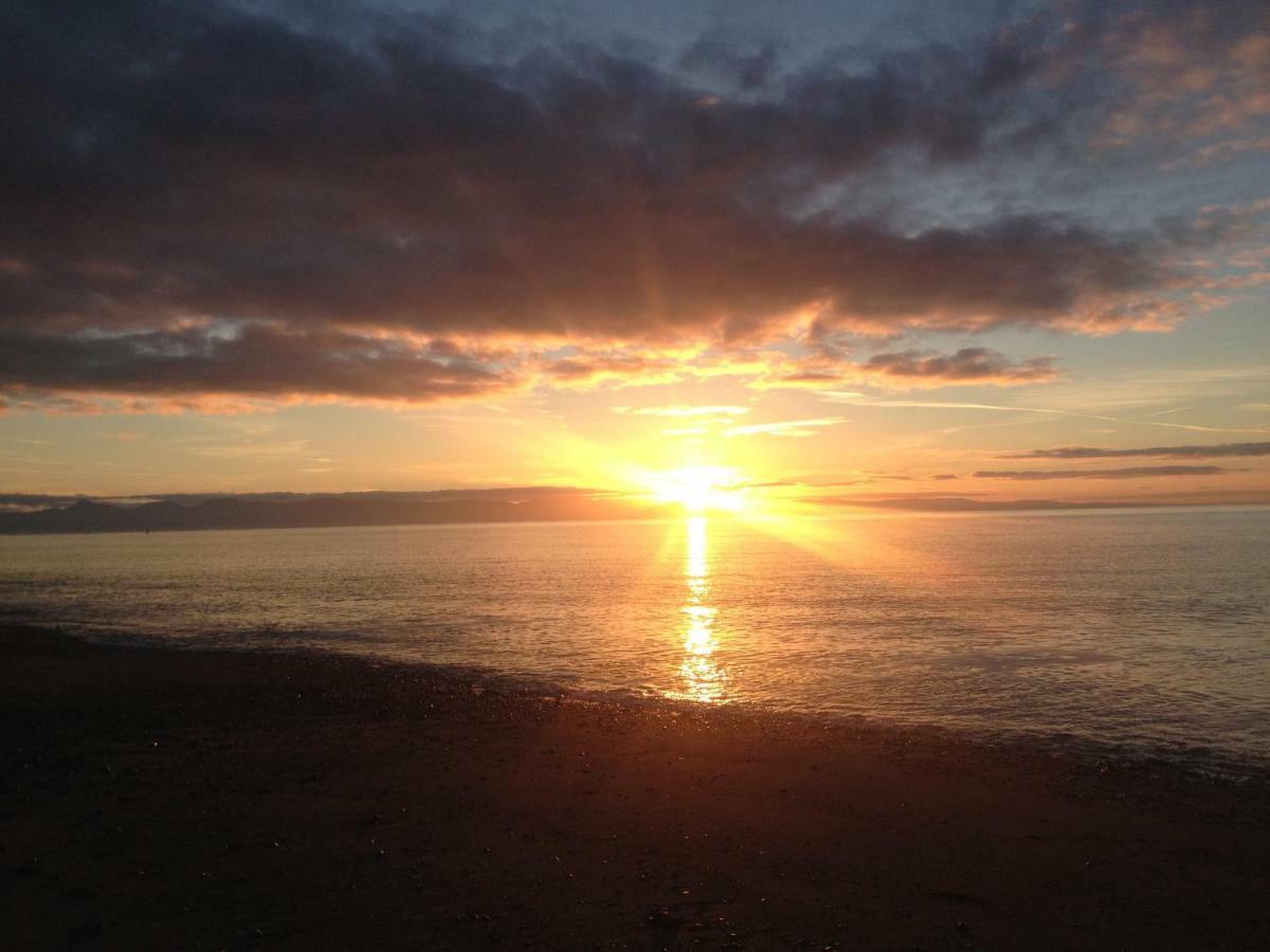 Stunning Beach Front House - Sleeps 6 Pwllheli Extérieur photo